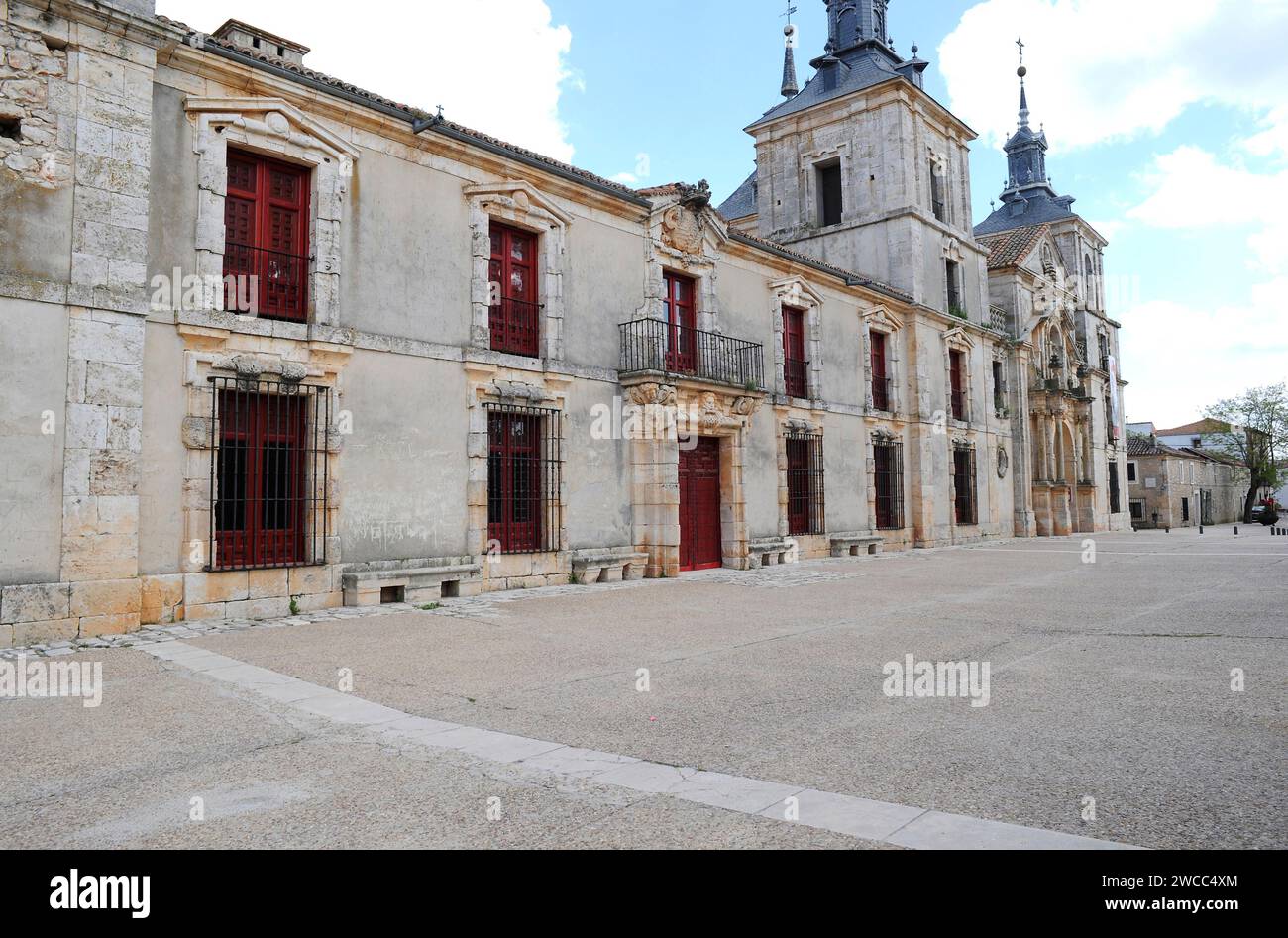 Nuevo Baztan, Monumento Historico-Artistico. A gauche Palais Goyeneche, à droite église San Francisco Javier (18e siècle). Comunidad de Madrid, Espagne Banque D'Images
