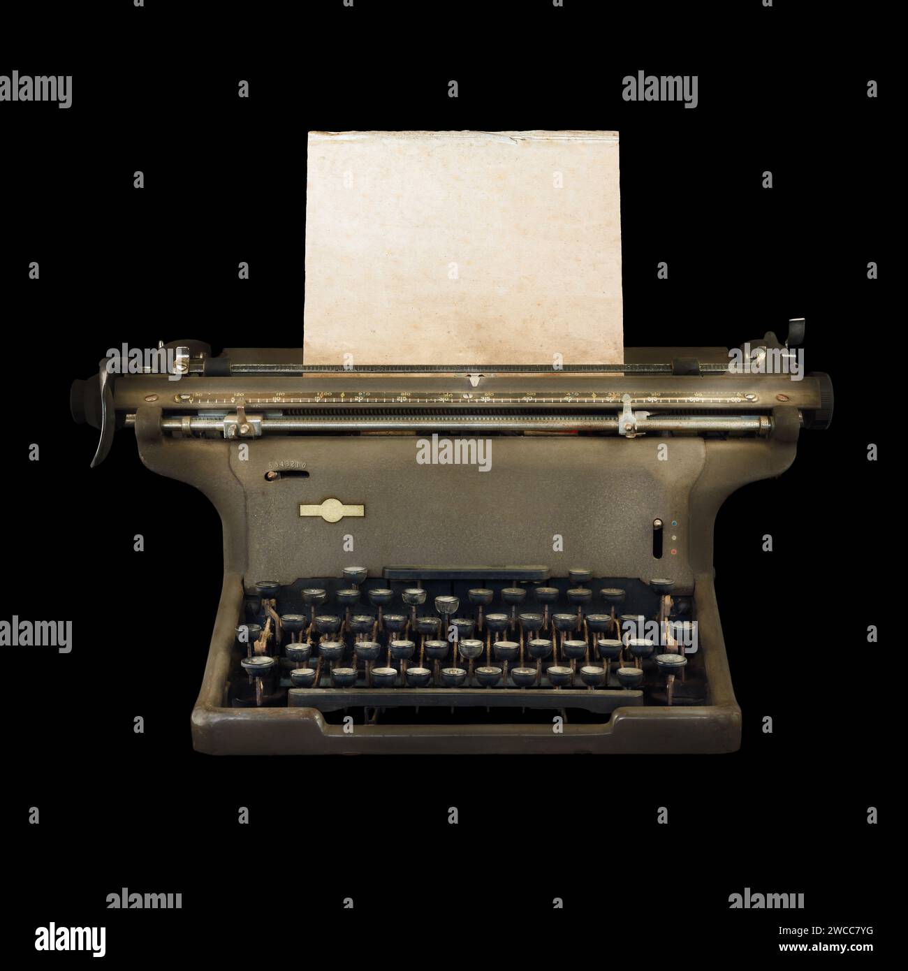 Machine à écrire vintage avec feuille vide de papier patiné sur un fond noir Banque D'Images