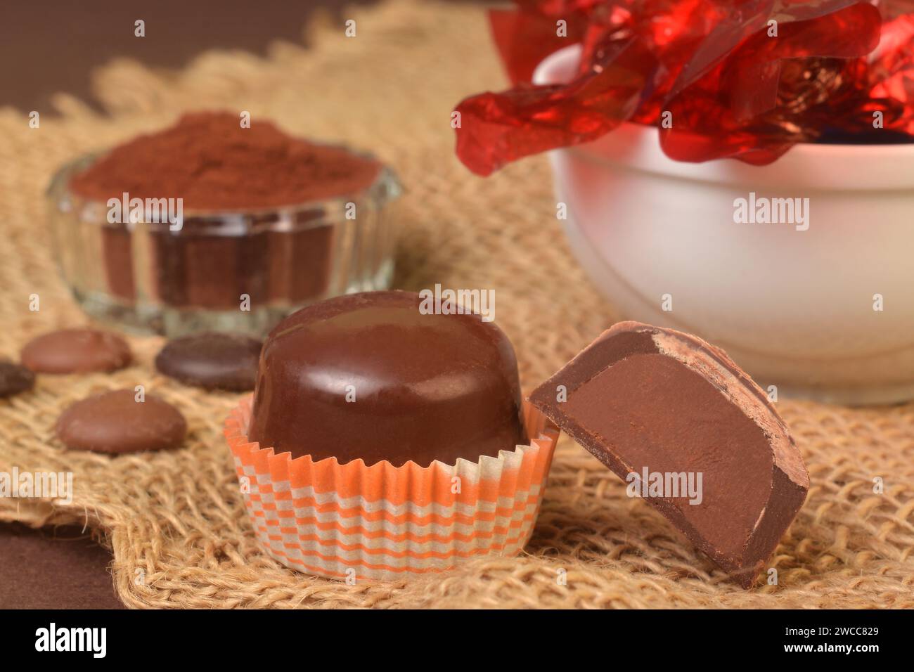 Cuneesi les chocolats traditionnels du Piémont remplis de crème de cacao au rhum Banque D'Images