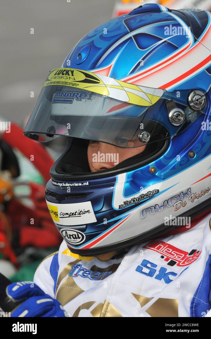 Nyck de Vries vu ici au cours de sa carrière de karting, le pilote néerlandais est actuellement en compétition pour Mahindra Racing en Formule E et pilote également pour la Toyota Gazoo Racing dans le Championnat du monde d'Endurance FIA, de Vries remporte le Championnat du monde de Formule E 2020-21, le Championnat FIA de Formule 2 2019, ainsi que les Championnats du monde de Karting 2010 et 2011. Banque D'Images