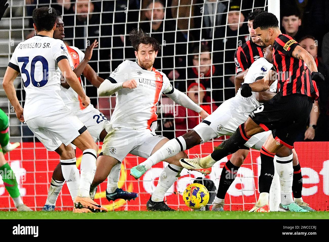 Dominic Solanke de l'AFC Bournemouth marque le premier but de son équipe, faisant le score 1-1 - AFC Bournemouth contre Luton Town, Premier League, Vitality Stadium, Bournemouth, Royaume-Uni - 16 décembre 2023 usage éditorial seulement - DataCo restrictions s'appliquent Banque D'Images