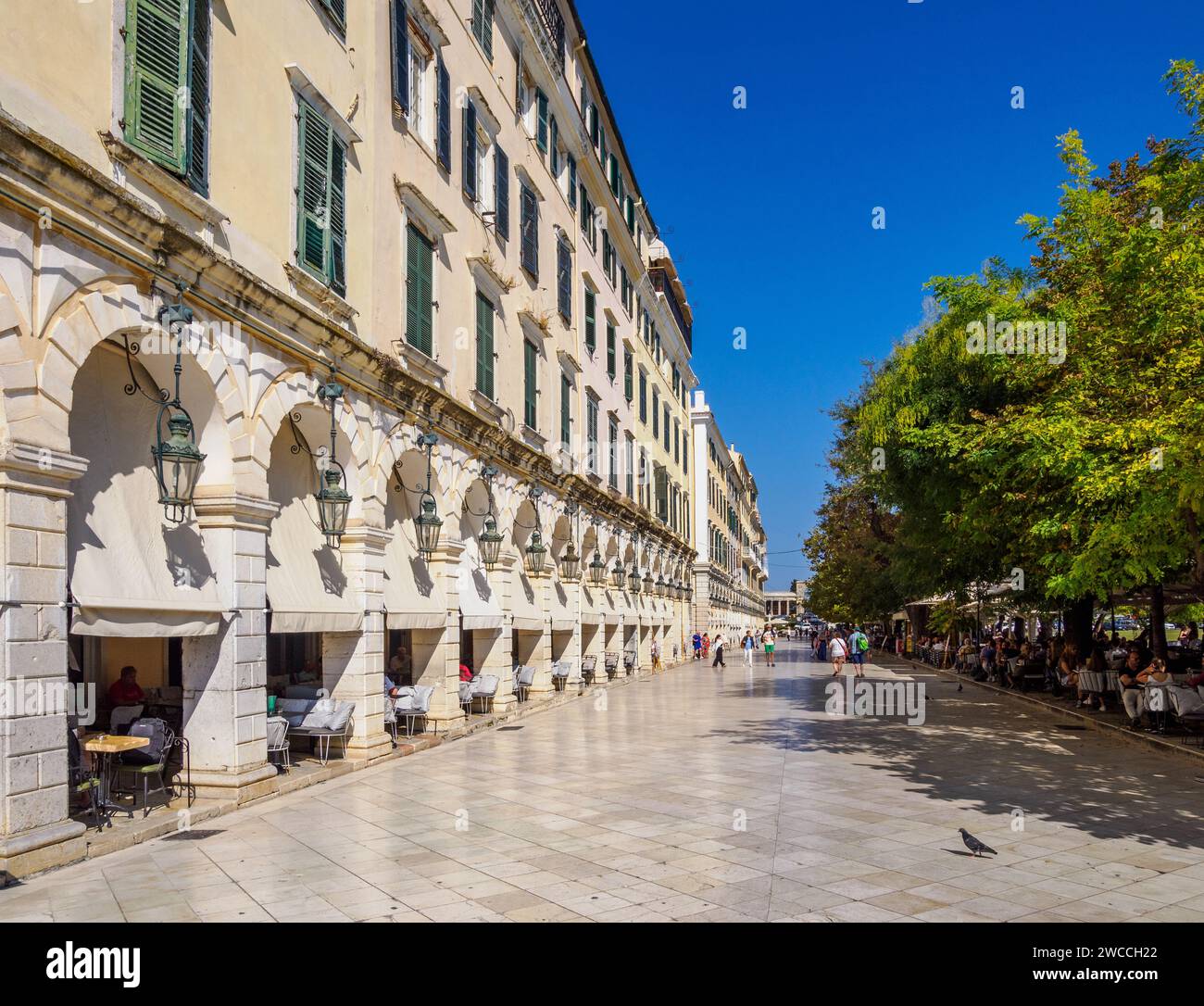 Les arcades du Liston dans la ville de Corfou dans les îles Ioniennes Grèce Banque D'Images