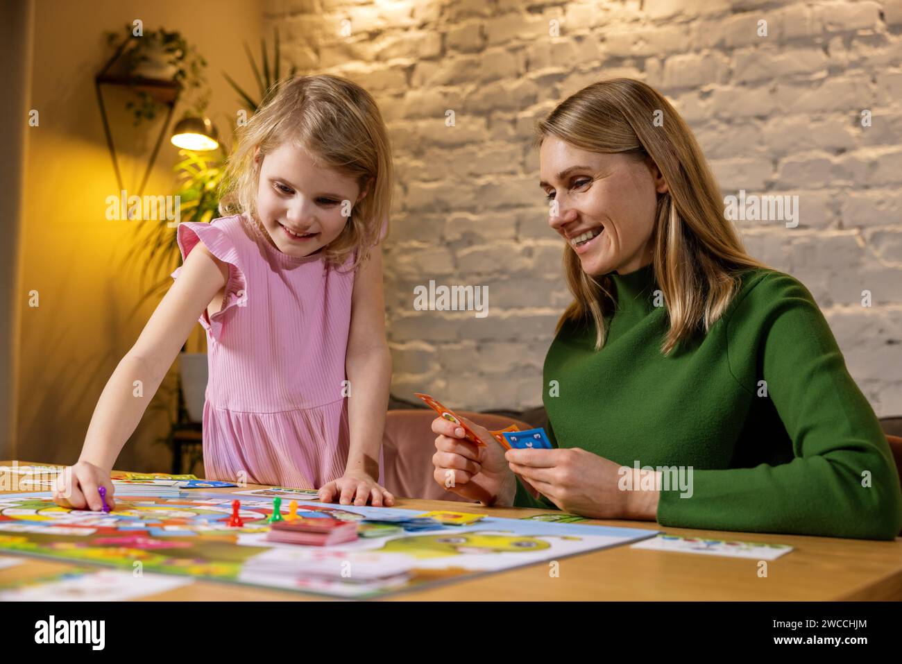 mère et fille s'amusant ensemble tout en jouant à des jeux de société à la maison Banque D'Images