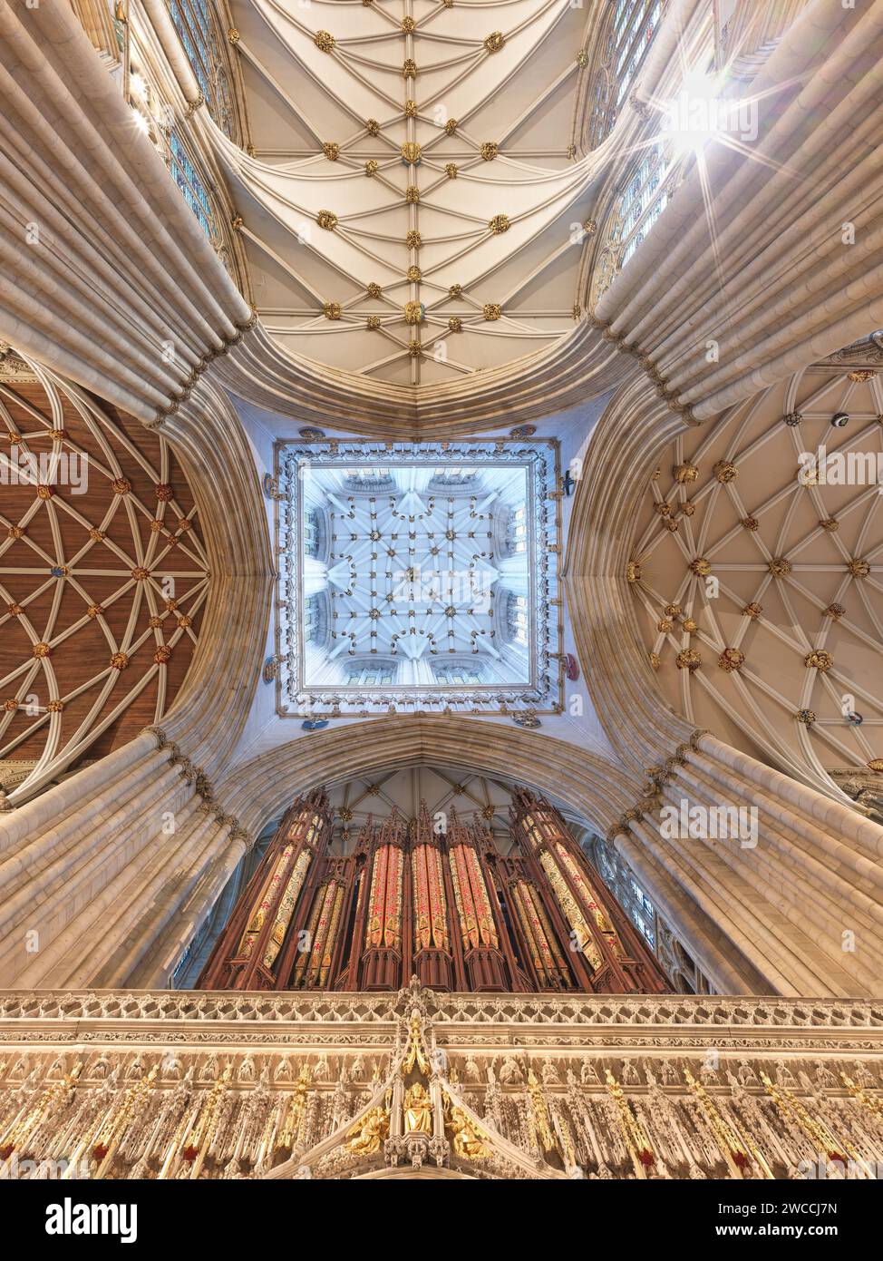 Plafond, avec des bossages décorés, sous la tour centrale de la cathédrale de York, Angleterre. Banque D'Images