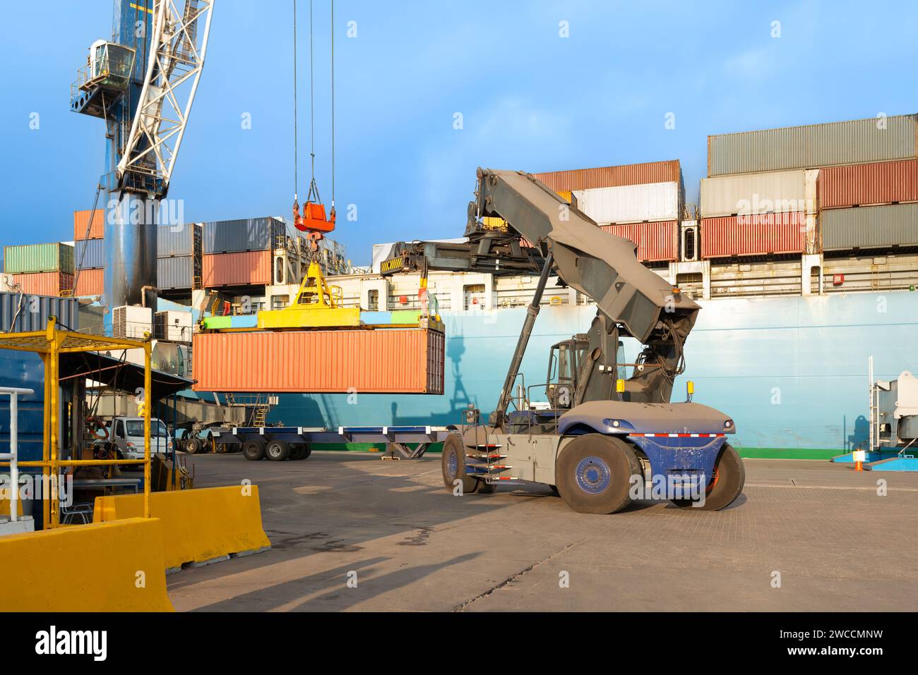 Conteneurs déchargés d'un cargo dans un port du Chili. Banque D'Images