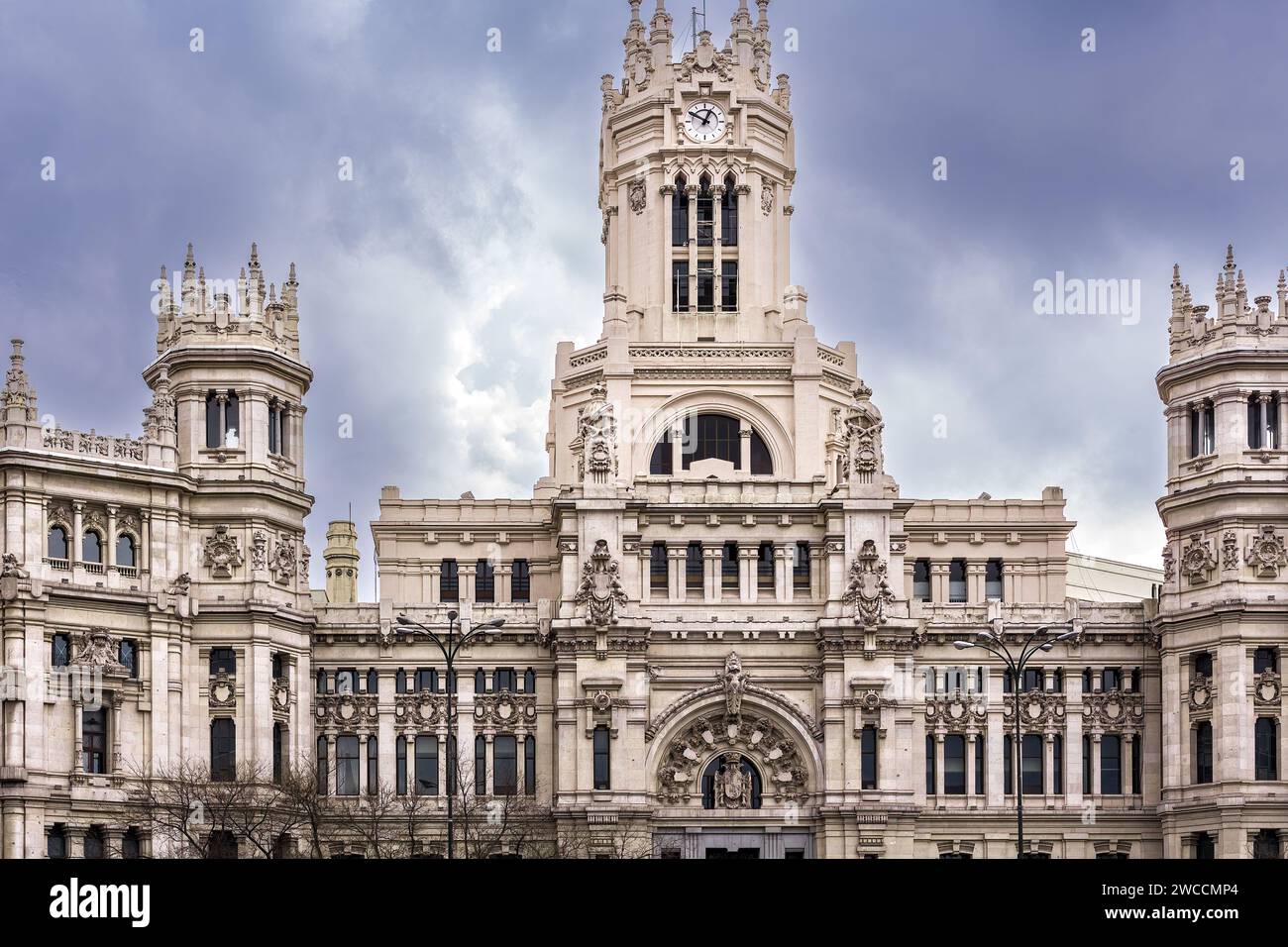 Majestueux palais de Cibeles servant d'hôtel de ville de Madrid sur la plaza de Cibeles sous un ciel nuageux. Banque D'Images