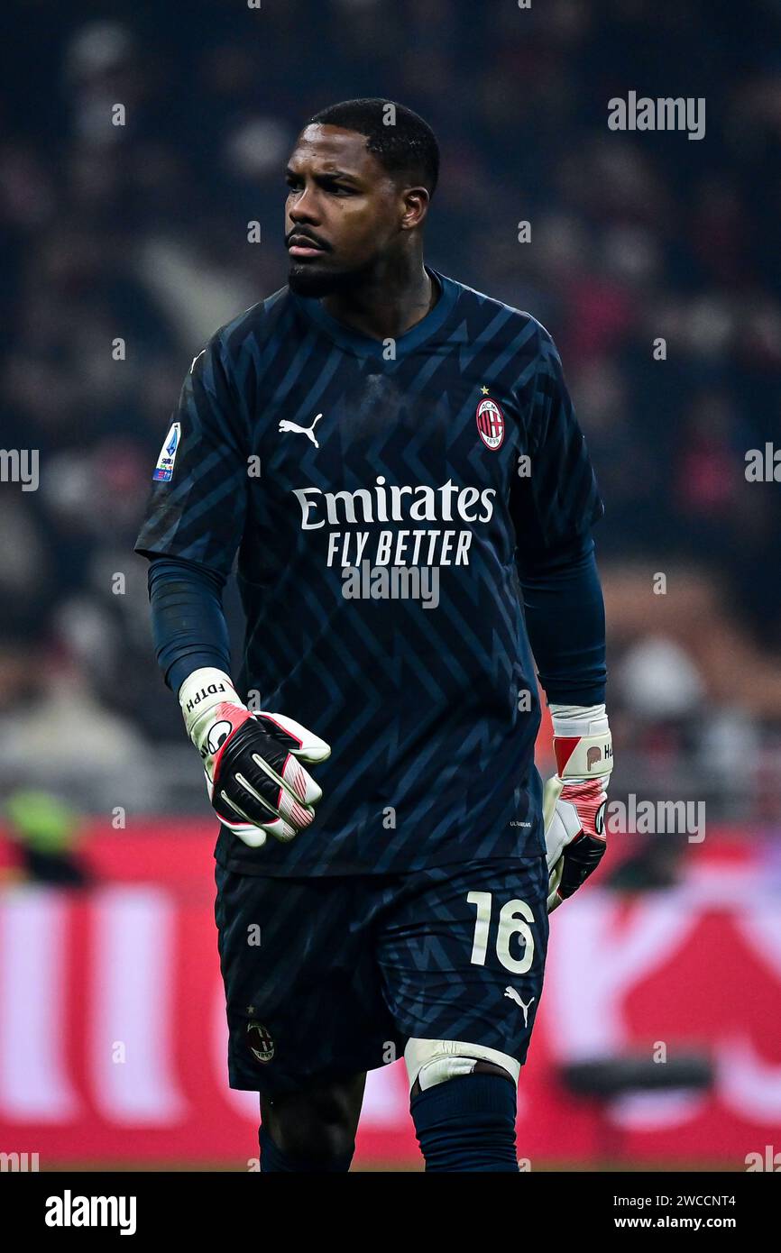 Milan, Italie, 14/01/2024, le gardien français #16 Mike Maignan de l'AC Milan en action lors du match de football italien de Serie A AC Milan vs AS Roma au stade San Siro à Milan, Italie le 15 janvier 2024 crédit : Piero Cruciatti/Alamy Live News Banque D'Images