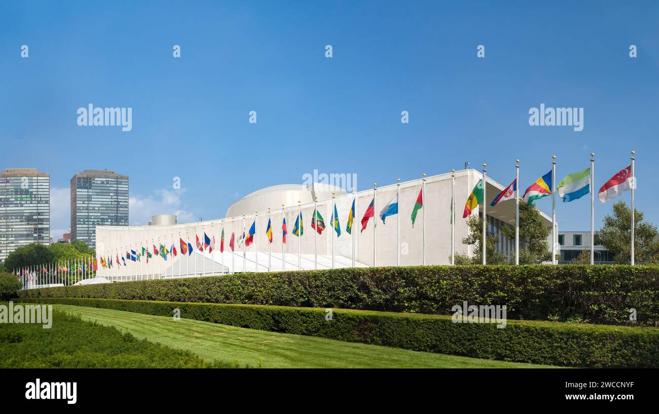 New York City, NY, USA - 1 septembre 2015 : bâtiment de l'Assemblée générale des Nations Unies par une journée ensoleillée avec un ciel bleu, avec des drapeaux du monde arborant i. Banque D'Images