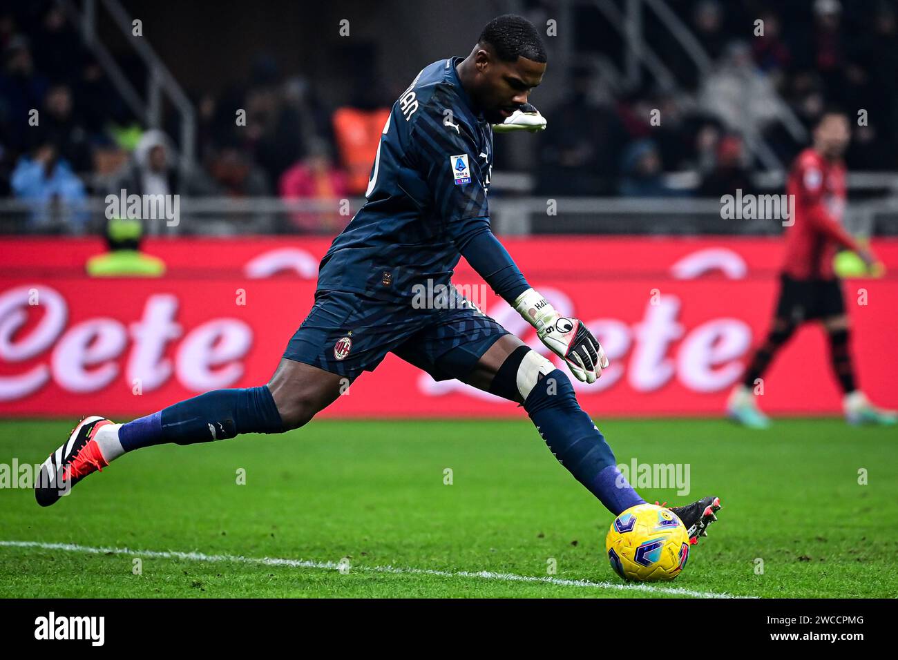 Milan, Italie, 14/01/2024, le gardien français #16 Mike Maignan de l'AC Milan en action lors du match de football italien de Serie A AC Milan vs AS Roma au stade San Siro à Milan, Italie le 14 janvier 2024 crédit : Piero Cruciatti/Alamy Live News Banque D'Images