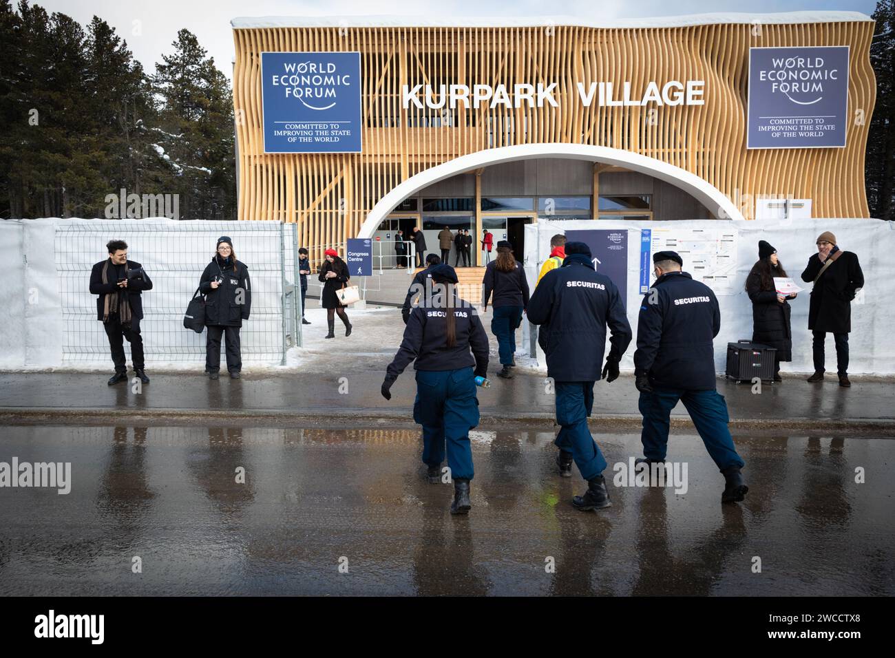 Davos, Suisse. 15 janvier 2024. Davos, CH 15 janvier 2024. La sécurité entre dans Kurpark Village pour le 54e Forum économique mondial. L'Assemblée fédérale a également autorisé le déploiement de jusqu'à 5000 militaires armés au cours de l'événement WEF d'une semaine qui rassemble les leaders et les industries mondiales pour façonner l'avenir du monde. Crédit : Andy Barton/Alamy Live News Banque D'Images