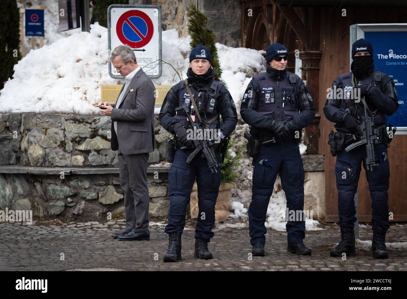 Davos, Suisse. 15 janvier 2024. Davos, CH 15 janvier 2024. La police armée monte la garde pour le 54e Forum économique mondial. L'Assemblée fédérale a également autorisé le déploiement de jusqu'à 5000 militaires armés au cours de l'événement WEF d'une semaine qui rassemble les leaders et les industries mondiales pour façonner l'avenir du monde. Crédit : Andy Barton/Alamy Live News Banque D'Images