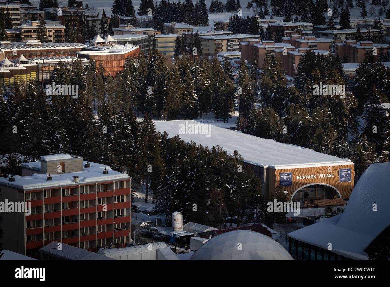 Davos, Suisse. 15 janvier 2024. Davos, CH 15 janvier 2024. Un point de vue général le Forum économique mondial. L'Assemblée fédérale a également autorisé le déploiement de jusqu'à 5000 militaires armés au cours de l'événement WEF d'une semaine qui rassemble les leaders et les industries mondiales pour façonner l'avenir du monde. Crédit : Andy Barton/Alamy Live News Banque D'Images