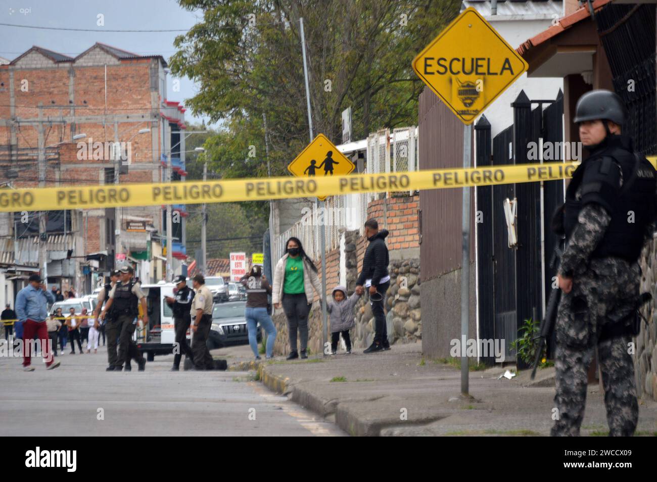 CUENCA-ARTEFACTO EXPLOSIVO-CENTRO EDUCATIVO Cuenca,Ecuador 15 de enero de 2024 la manana de hoy se produjo una alerta de un presunto artefacto explosivo en el interior del Centro infantil CIBV Santa Ana de los Rios en las calles Coronel Francisco Calderon y Margarita Torres, cerca del Comando de Policia de Azuay. Personal de la policia nacional realizaron una détonacion controlada. foto Boris Romoleroux/API. CLJ-CUENCA-ARTEFACTOEXPLOSIVO-CENTROEDUCATIVO-8b45f72de75be3654ff9a6e42dbe98b3 *** CUENCA ARTEFACTO EXPLOSIVO CENTRO EDUCATIVO Cuenca,Équateur 15 janvier 2024 ce matin, il y a eu une ALE Banque D'Images