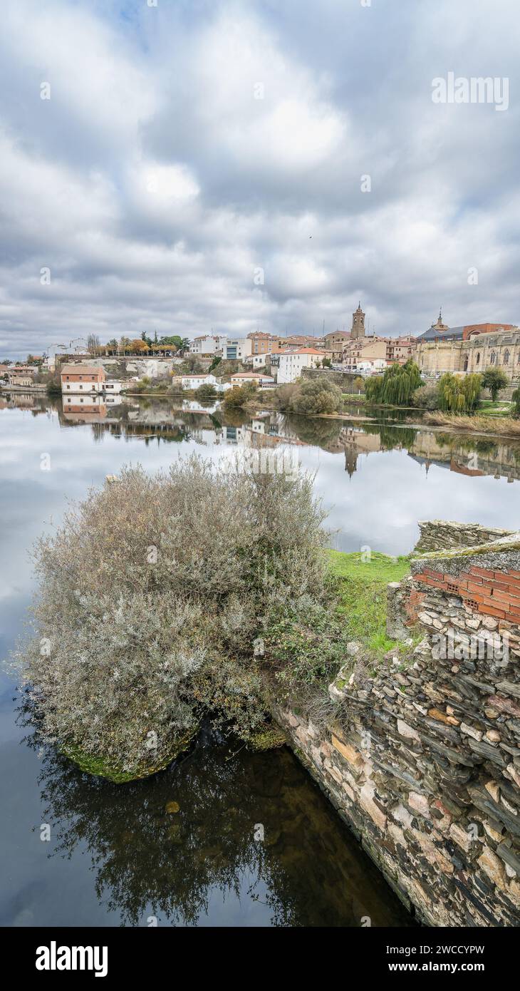 Vue de la ville d'Alba de Tormes, sur les rives de la rivière Tormes, dans la province de Salamanque, en Espagne Banque D'Images