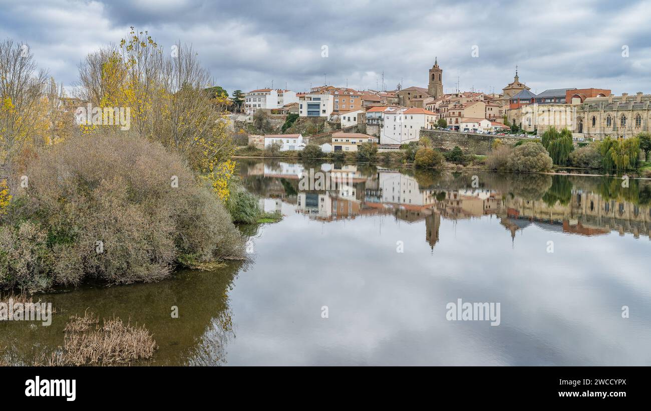 Vue de la ville d'Alba de Tormes, sur les rives de la rivière Tormes, dans la province de Salamanque, en Espagne Banque D'Images