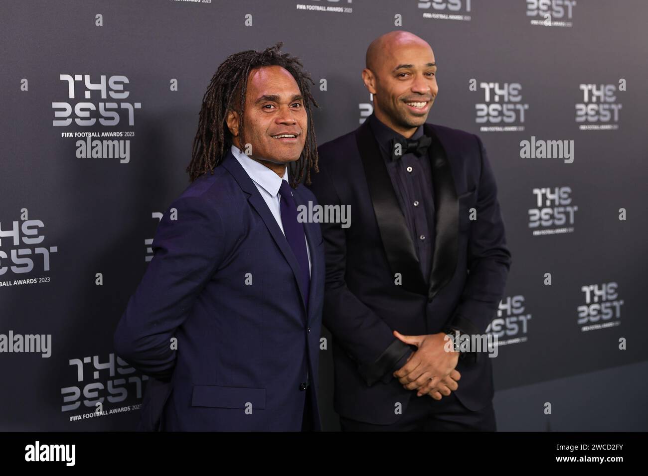 L'ancien France International Christian Karembeu (à gauche) et l'ancien France International Thierry Henry arrivent sur le tapis vert avant les Prix du meilleur football FIFA 2023 à Apollo Theatre, Londres, Royaume-Uni, le 15 janvier 2024 (photo de Mark Cosgrove/News Images) crédit : News Images LTD/Alamy Live News Banque D'Images
