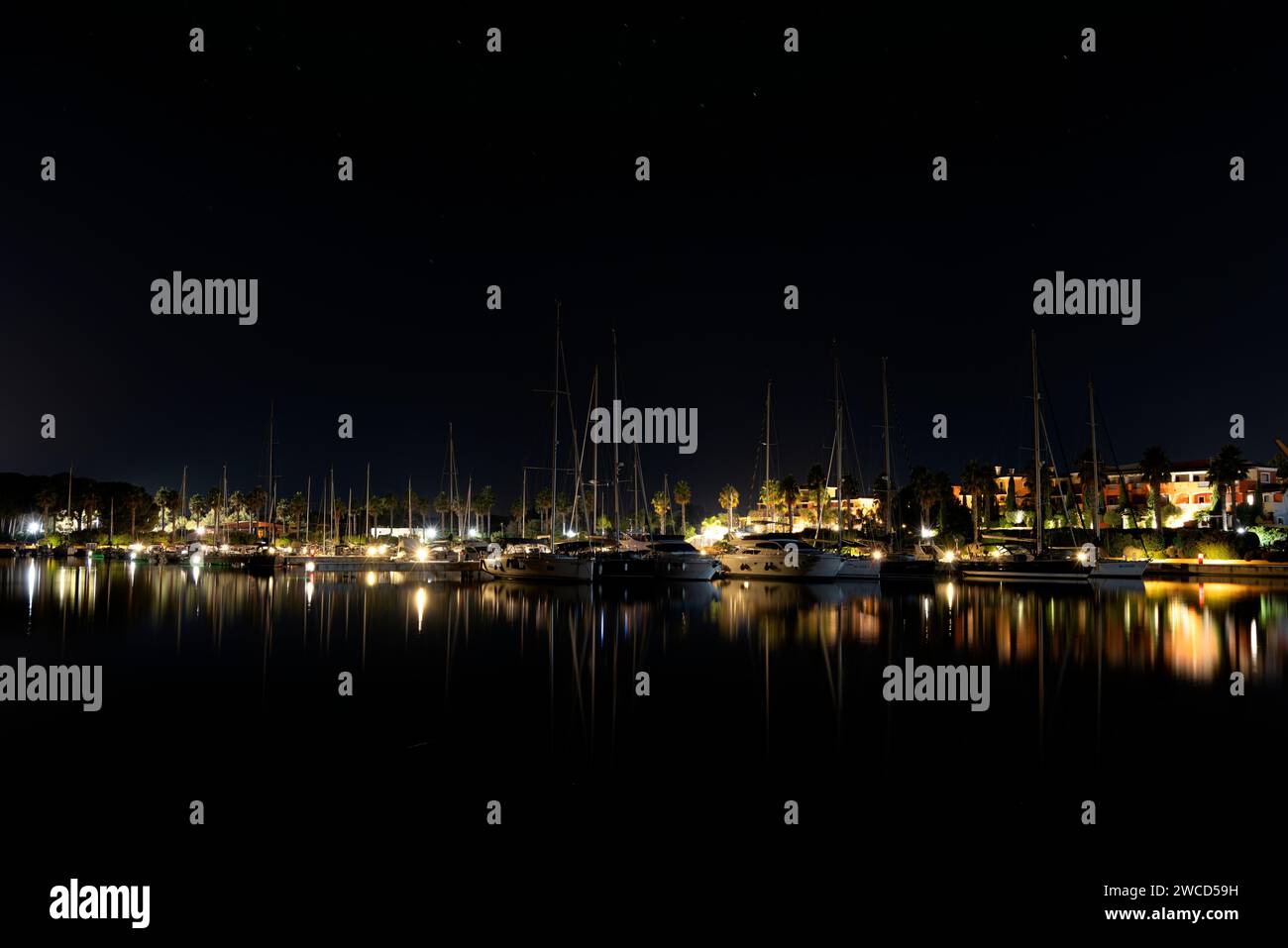 Photo longue exposition dans un port, avec une vue captivante des bateaux et un beau reflet Banque D'Images