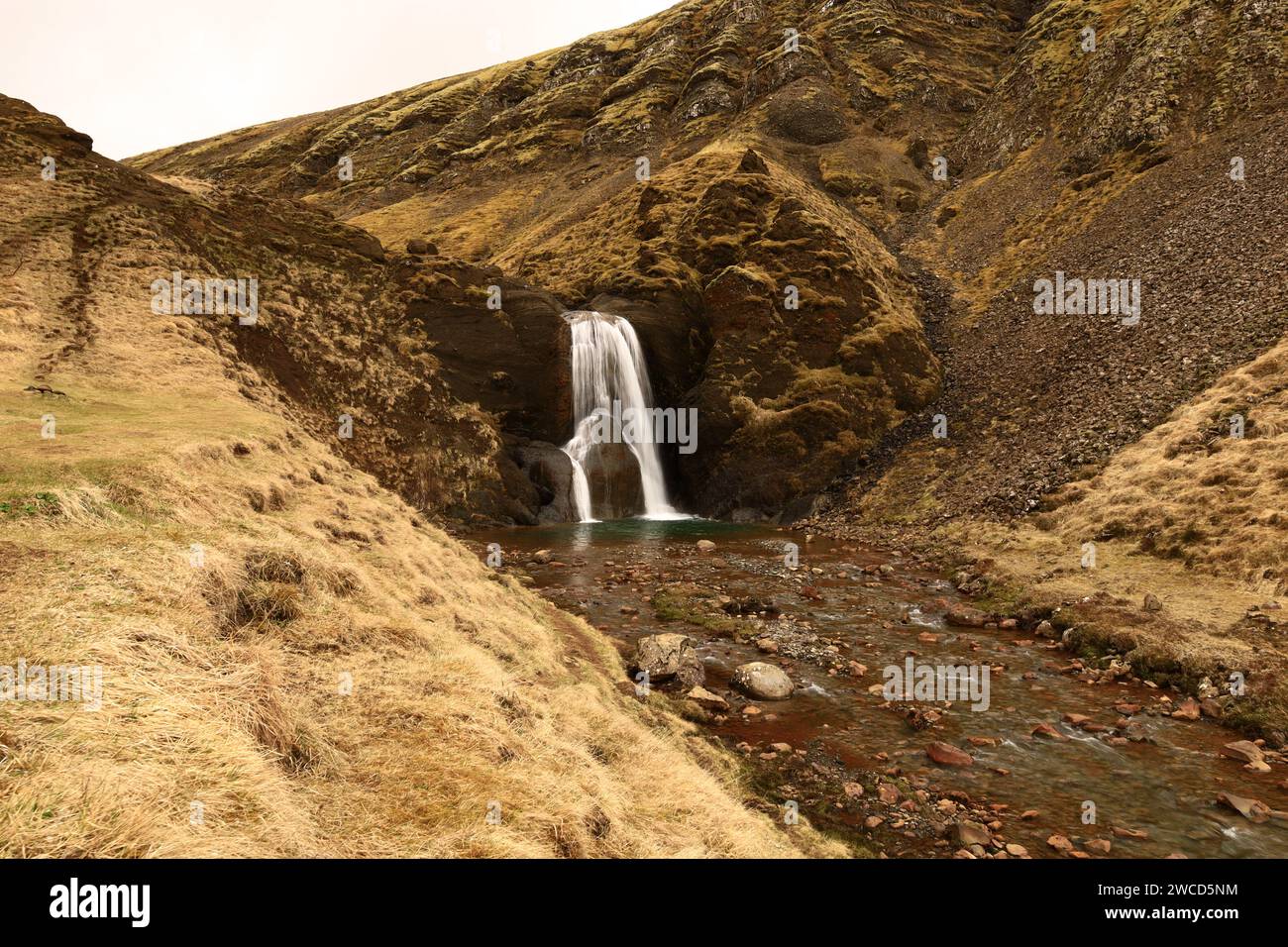 Helgufoss est une cascade près de la capitale de l'Islande, située dans la vallée de Mosfellsdalur Banque D'Images