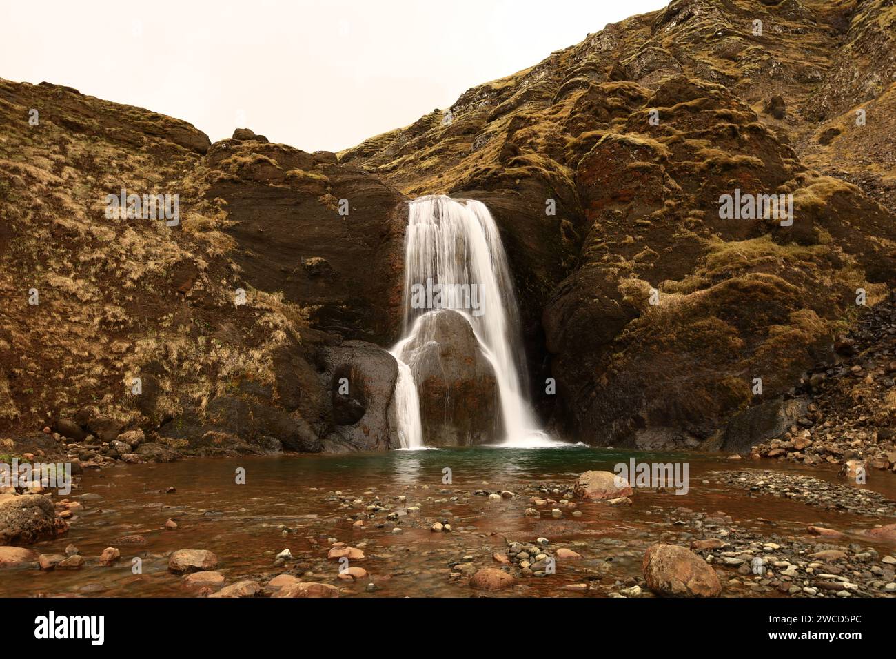 Helgufoss est une cascade près de la capitale de l'Islande, située dans la vallée de Mosfellsdalur Banque D'Images