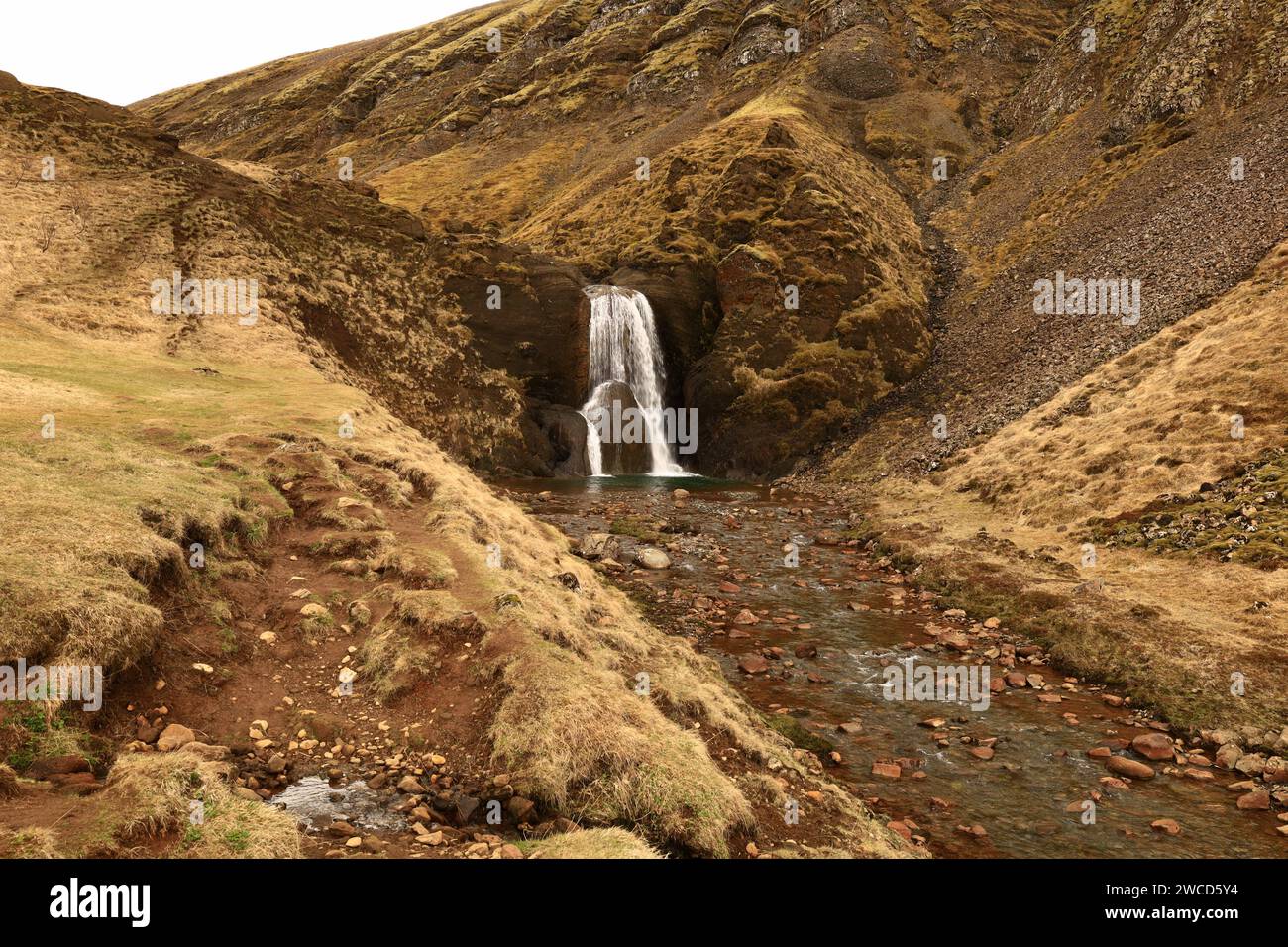 Helgufoss est une cascade près de la capitale de l'Islande, située dans la vallée de Mosfellsdalur Banque D'Images