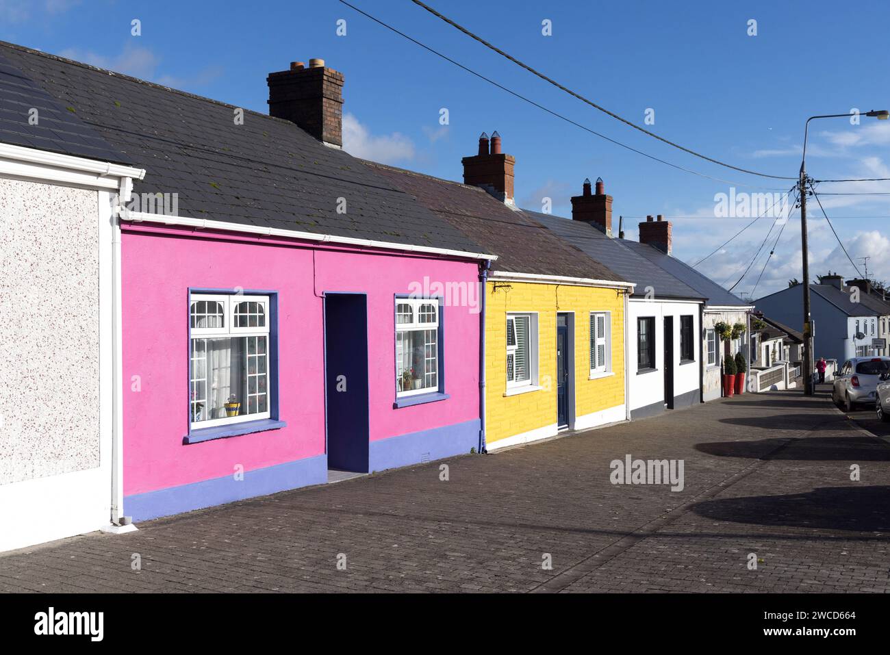 Rangée de maisons peintes de couleurs vives, Kells, Co. Meath, Irlande Banque D'Images