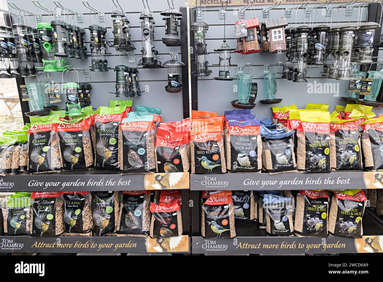 Nourriture pour oiseaux et mangeoires en vente dans le centre de jardinage, pays de Galles, Royaume-Uni Banque D'Images
