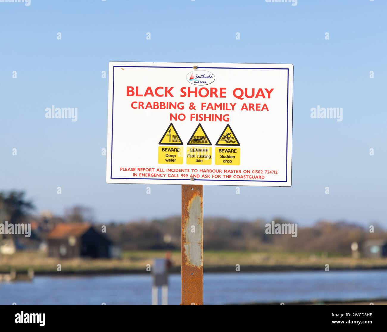 Black Shore Quay signe dans le port de Southwold dans une zone propice à la pêche au crabe et aux familles. Southwold, Suffolk. ROYAUME-UNI Banque D'Images