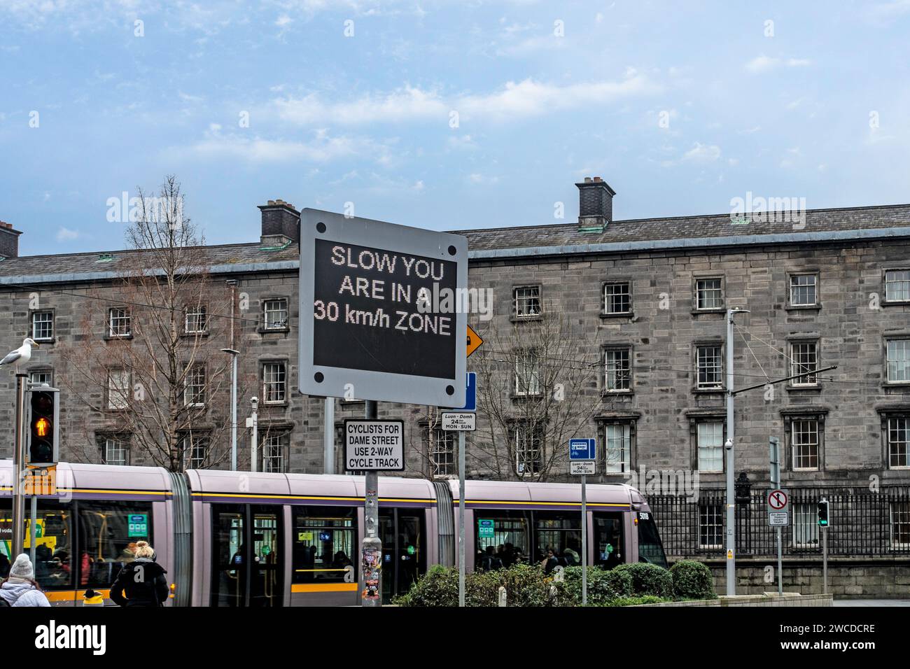 Le panneau de limitation de vitesse sur College Green, Dublin, Irlande. Banque D'Images