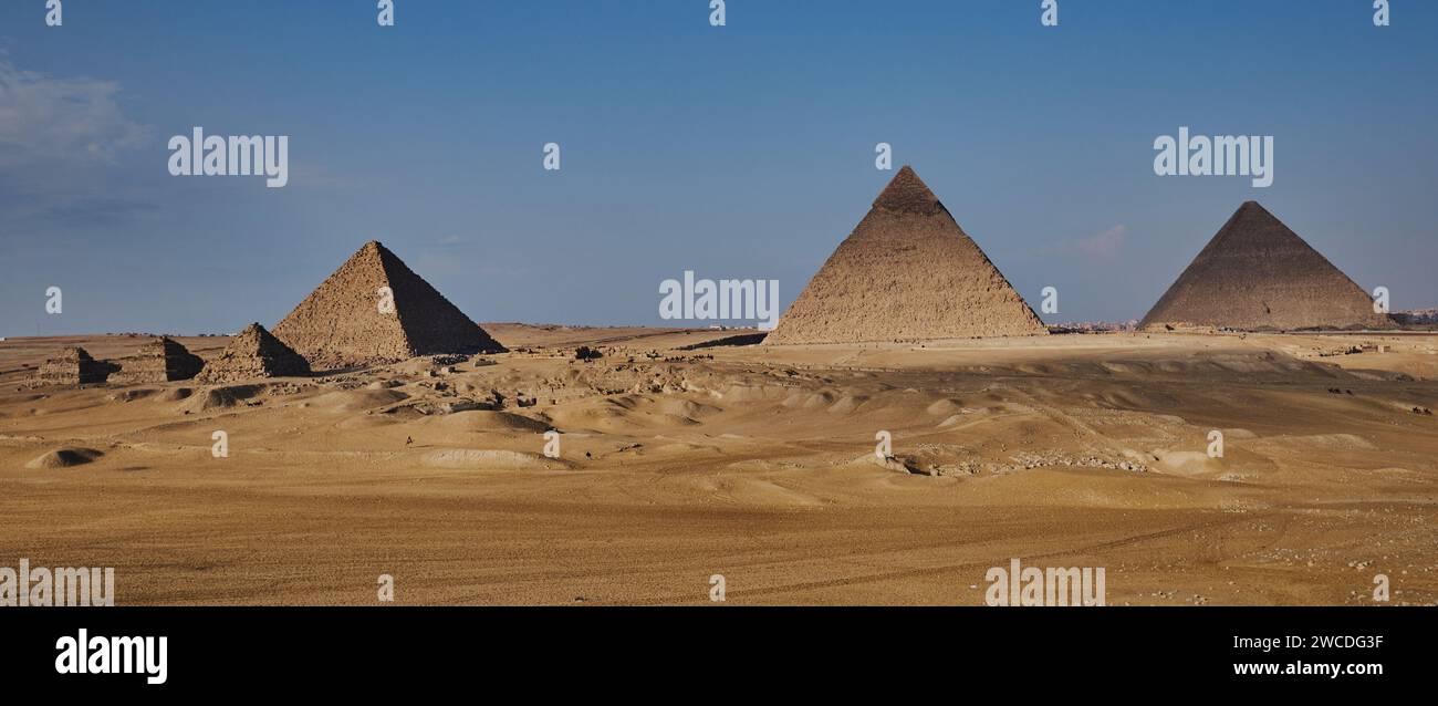 Le complexe pyramidal de Gizeh (nécropole de Gizeh) photo de l'après-midi montrant les trois pyramides principales de Gizeh, en Égypte, ainsi que les pyramides subsidiaires Banque D'Images