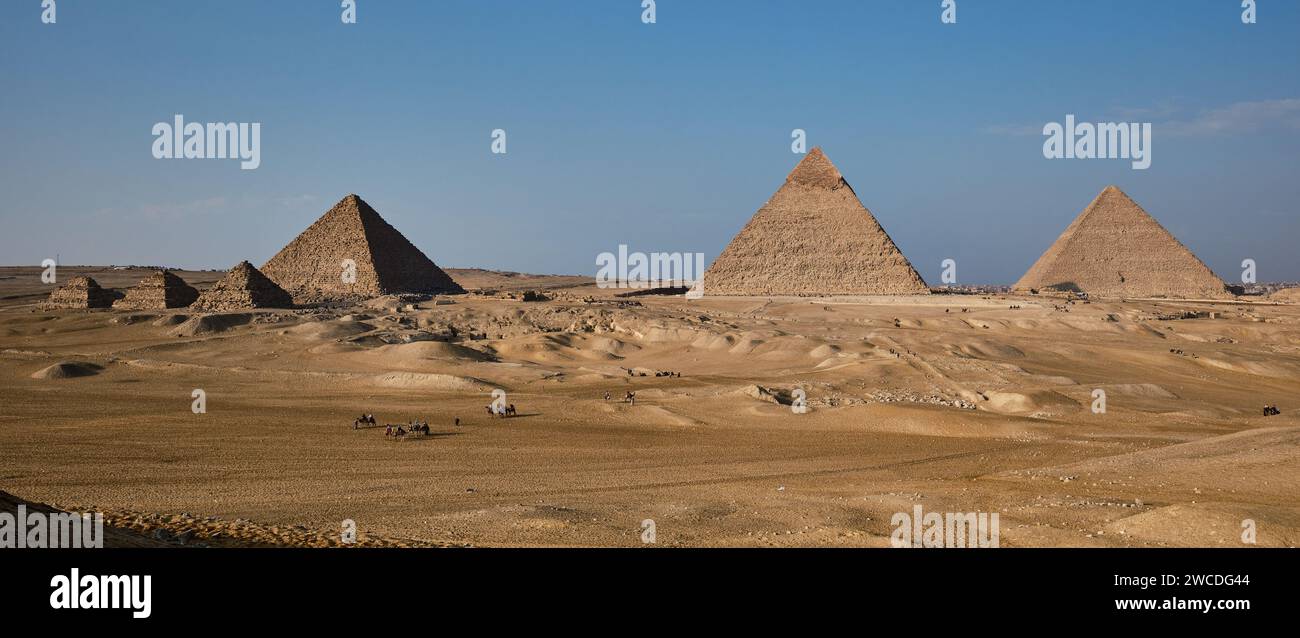 Le complexe pyramidal de Gizeh (nécropole de Gizeh) photo de l'après-midi montrant les trois pyramides principales de Gizeh, en Égypte, ainsi que les pyramides subsidiaires Banque D'Images