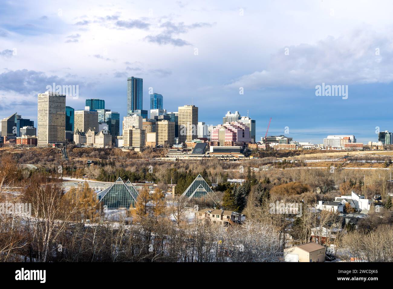 Edmonton, Canada, 10 décembre 2023 : paysage urbain avec des hauteurs sur fond de nuages de ciel sombre en saison hivernale Banque D'Images