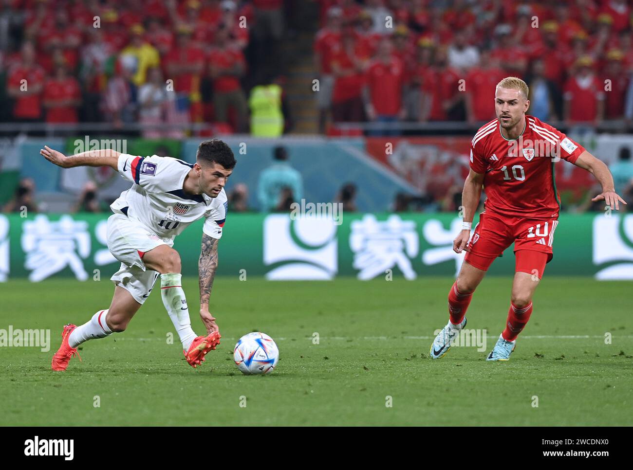 Christian Pulisic s'abaisse au sol alors qu'il tente de contrôler une passe contre Aaron Ramsey du pays de Galles lors du match de la phase de groupes des États-Unis dans le WC 2022. Banque D'Images