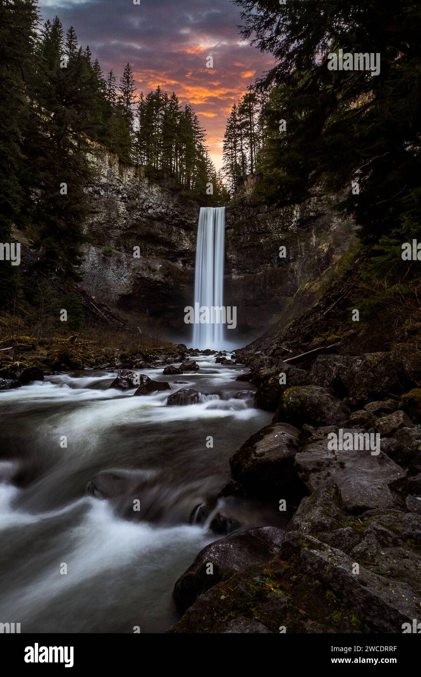 Une image de photographie de paysage d'art des chutes Brandywine à Whistler Colombie-Britannique Canada lors d'un coucher de soleil dynamique et coloré du printemps. Banque D'Images