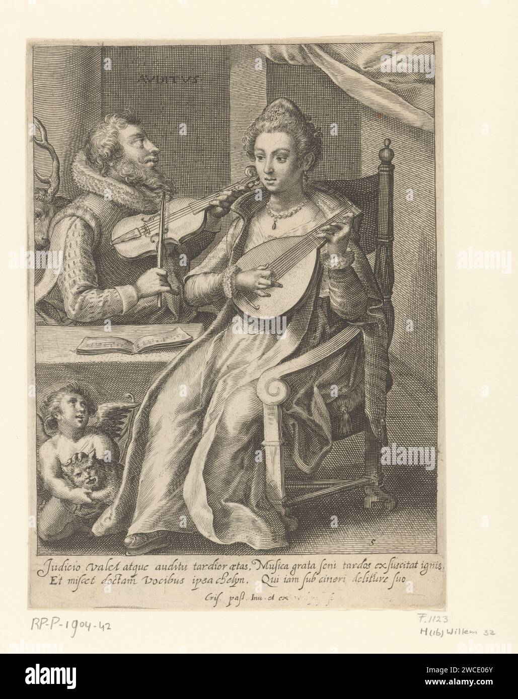 Audition, Willem van de passe, d'après Crispijn van de passe (I), 1607 - 1637 imprimer la personnification de l'audition. Elle a un luth dans la main et joue sur l'instrument. Elle est accompagnée d'un homme qui joue de la guitare. Amor est assise sur ses pieds avec un chat soufflant. Un cerf en arrière-plan. Dans la marge, une légende de quatre lignes, en deux colonnes, en latin. gravure de papier inconnue ouïe, écoute (un des cinq sens). Cupidon entravé, 'Amor Cruciatus'. cat. luth, et formes spéciales de luth, par exemple : theorbo Banque D'Images