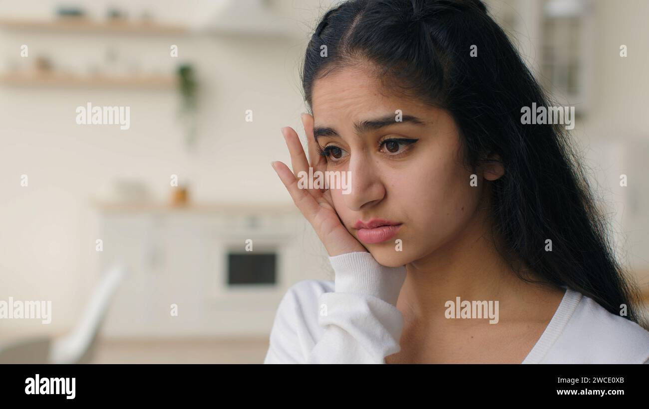 Fatiguée malade femme hispanique arabe fille toucher la tête souffrir de maux de tête migraine sentir mal de douleur. Malsaine dame ethnique indienne malade pense mal Banque D'Images