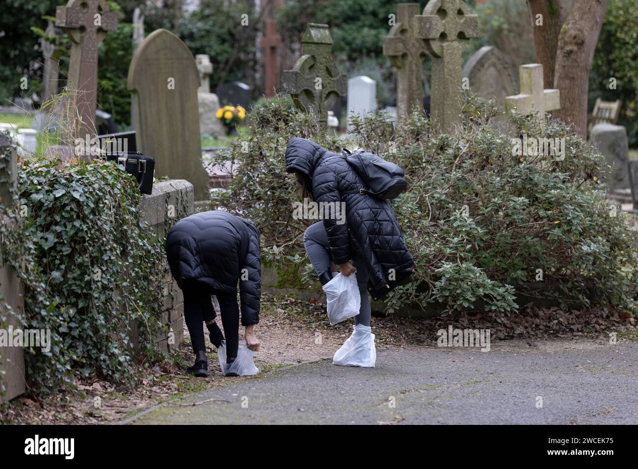 Les gens portent des sacs en plastique sur leurs pieds au cimetière de Highgate, North London Graveyard obtient 100 000 000 £ de financement de la loterie nationale pour aider aux rénovations Banque D'Images