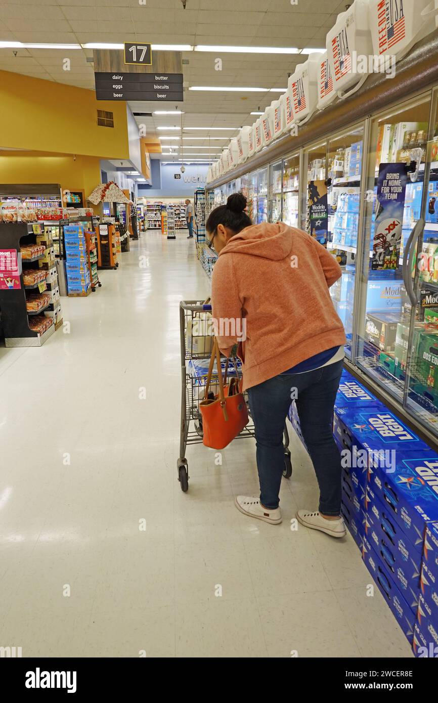 Une femme hispanique magasinant dans une épicerie Kroger - novembre 2023 Banque D'Images