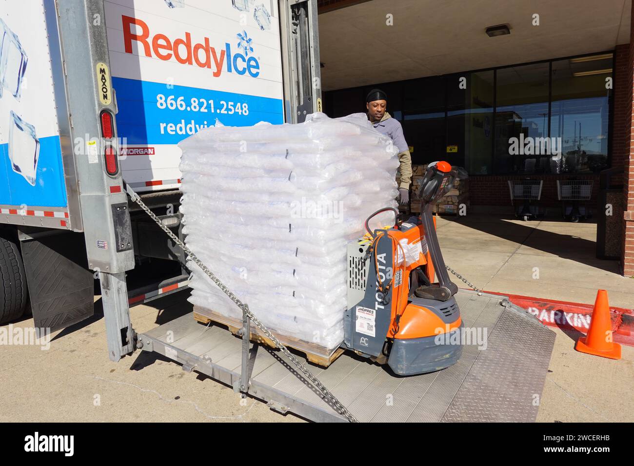 Homme afro-américain livrant de la glace à une épicerie Kroger à Bedford TX - novembre 2023 Banque D'Images