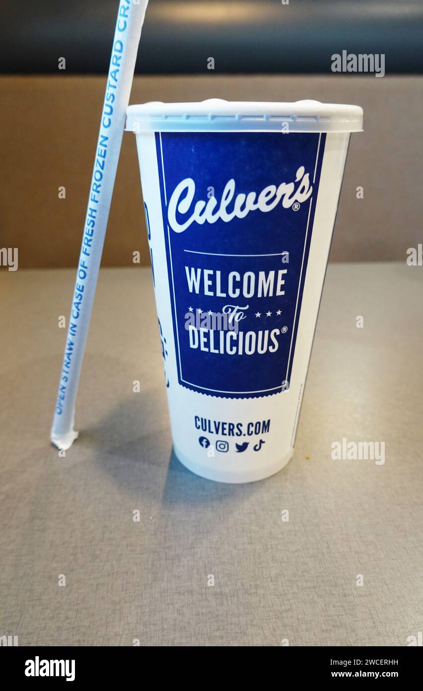 Tasse et paille assis sur une table dans un restaurant Culver's. Banque D'Images