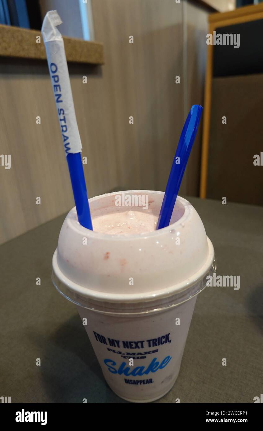 Paille et cuillère dans un milk-shake à la fraise au Culver's Restaurant - novembre 2023 Banque D'Images
