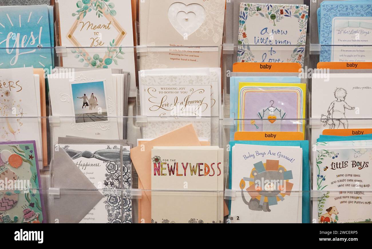 Gros plan des cartes de vœux dans l'allée des cartes de vœux d'une épicerie - novembre 2023 Banque D'Images
