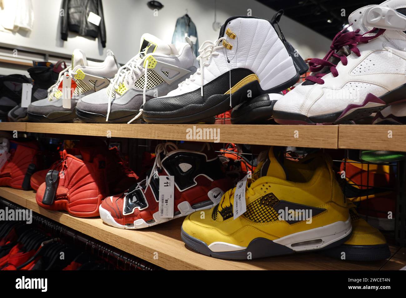 Chaussures Air Jordan en vente dans un magasin de vêtements vintage - novembre 2023 Banque D'Images