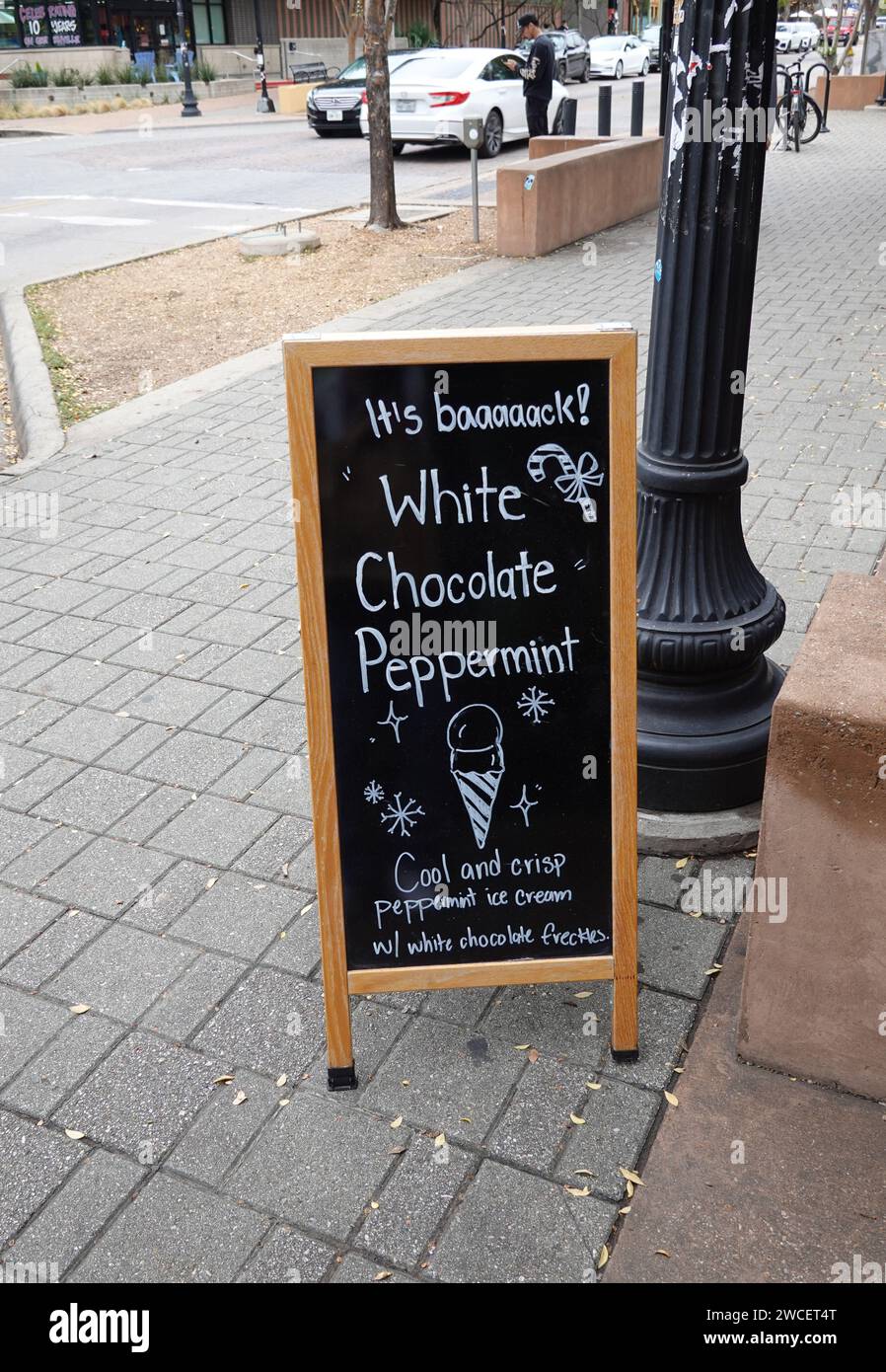 Une affiche au tableau noir faisant la promotion de la crème glacée à la menthe poivrée au chocolat blanc - novembre 2023 Banque D'Images