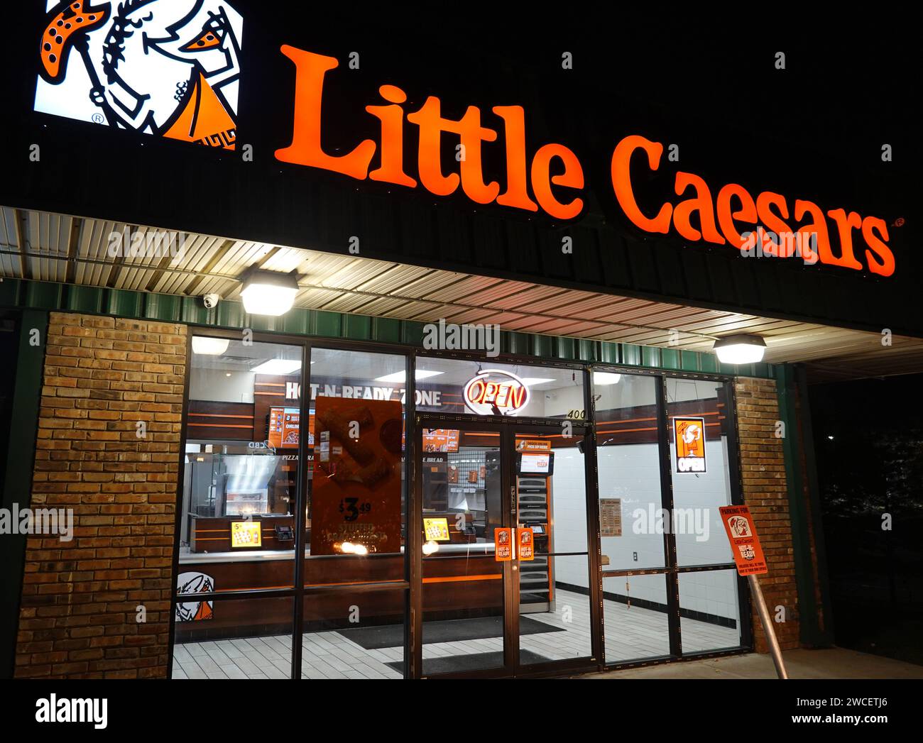Extérieur d'un petit magasin Caesars Pizza la nuit - novembre 2023 Banque D'Images