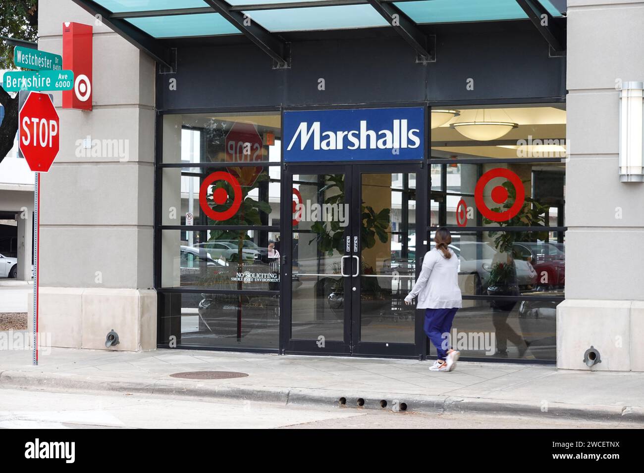 Magasins au Preston Center Pavilion à Dallas Texas, femme entrant dans un magasin Marshalls - novembre 2023 Banque D'Images