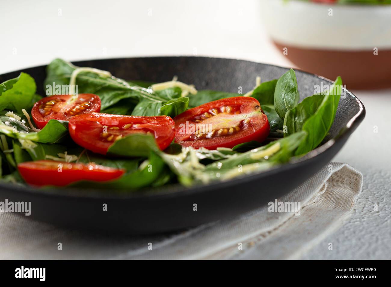 Salade de roquette, tomates et oignons rouges. Banque D'Images