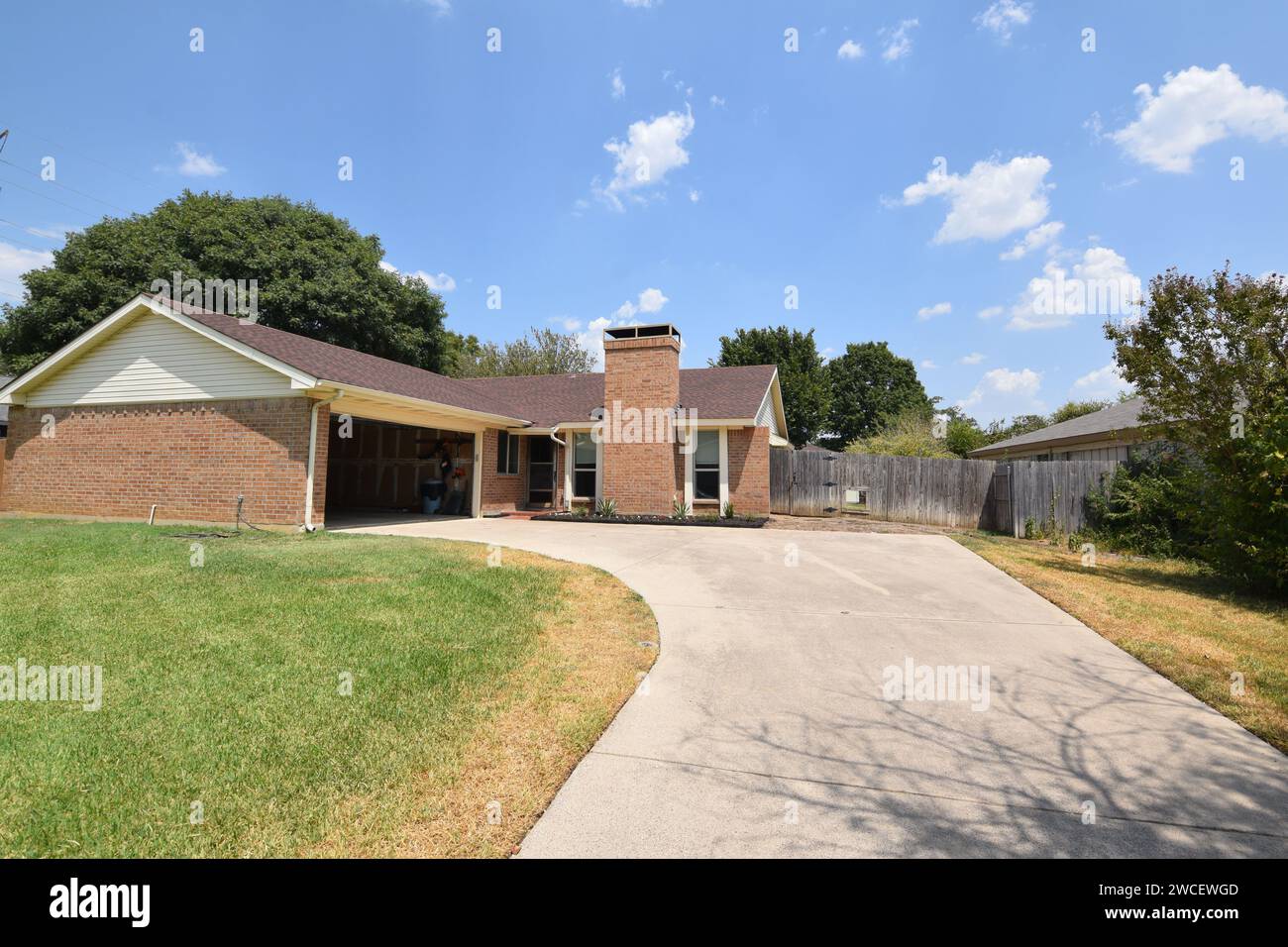 Texas maison de banlieue à Bedford Texas sur une journée ensoleillée d'été - août 2023 Banque D'Images