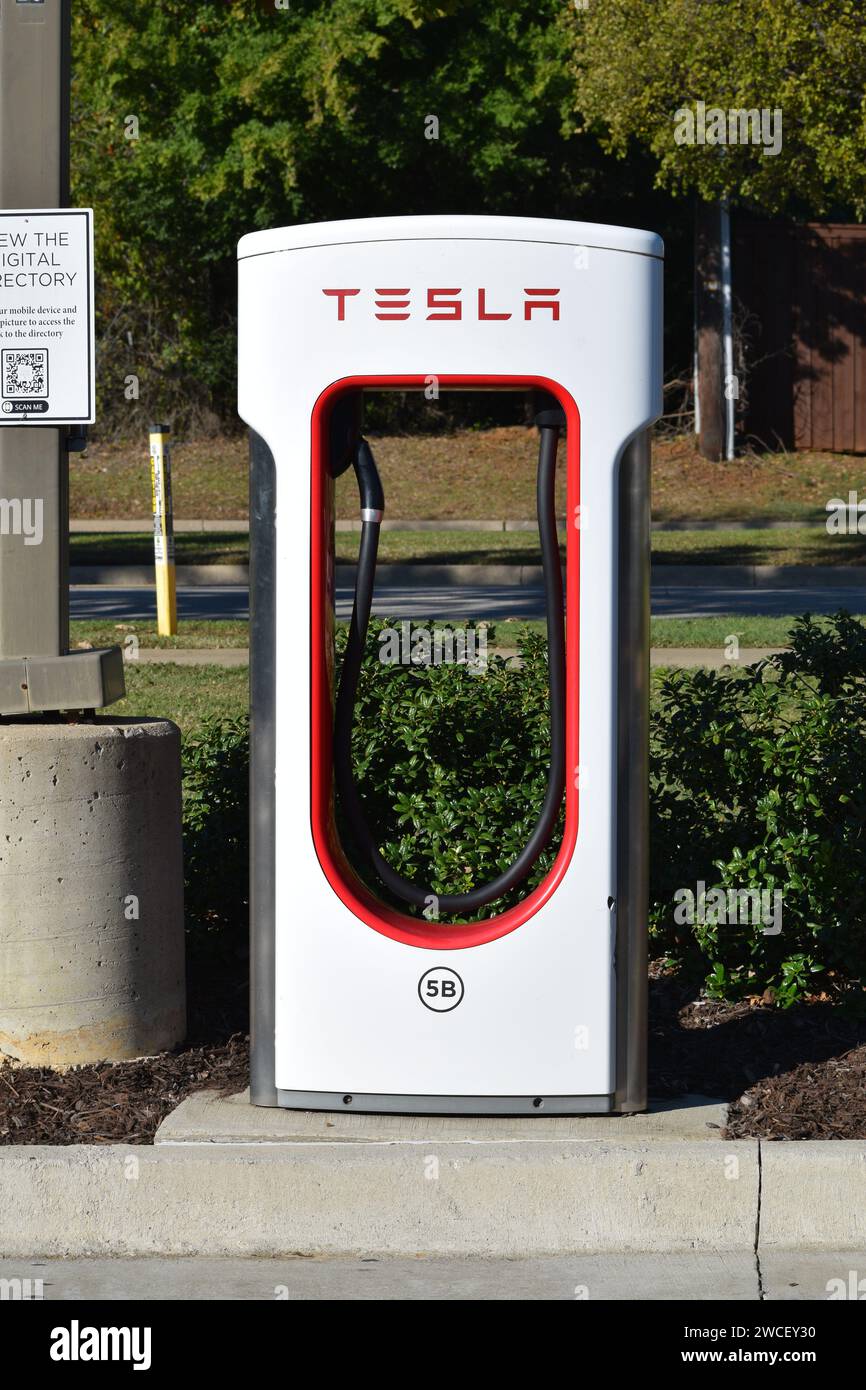 Une station de recharge Tesla par une journée ensoleillée à Southlake Texas - novembre 2023 Banque D'Images