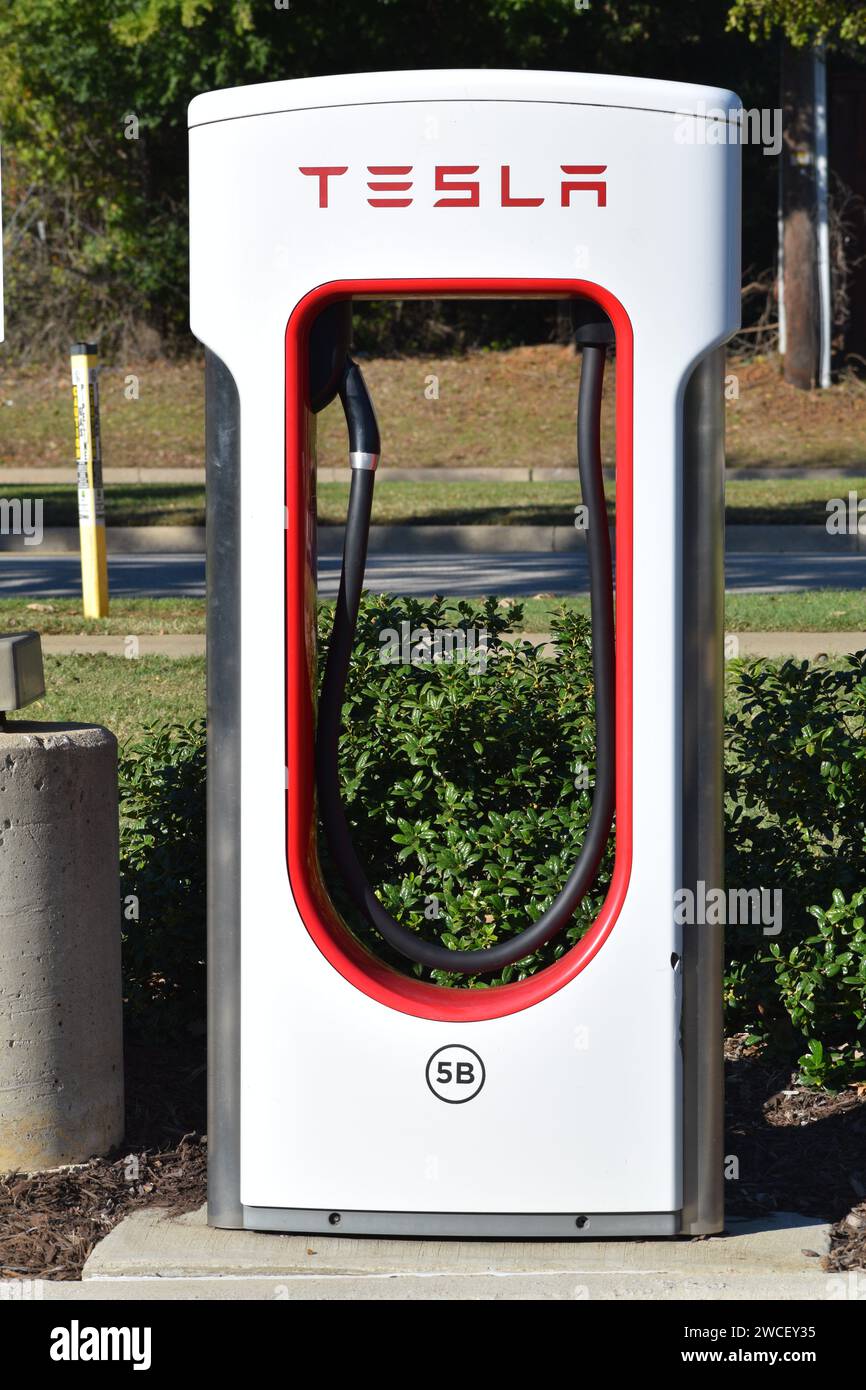Une station de recharge Tesla par une journée ensoleillée à Southlake Texas - novembre 2023 Banque D'Images
