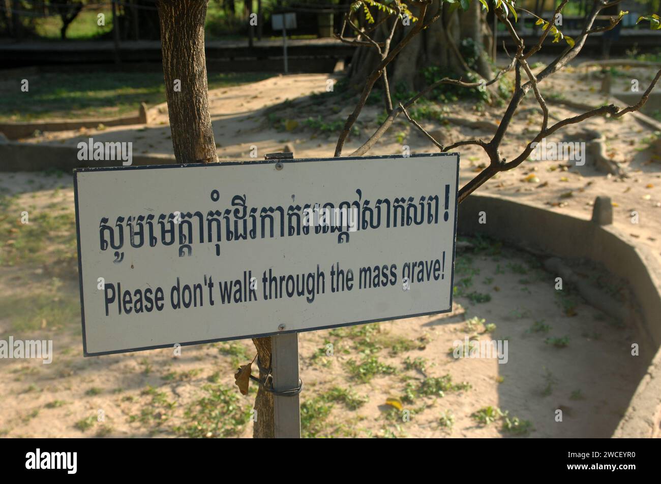 S'il vous plaît, ne marchez pas à travers le panneau de charniers, Choung EK Genocidal Center, Phnom Penh, Cambodge. Banque D'Images